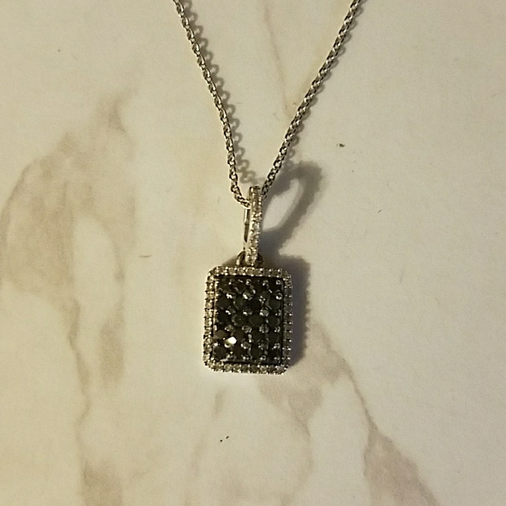 Square-shaped silver necklace